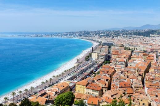 podróży pociągiem z Paryża do Nicei, aby zobaczyć plażę i cieszyć się słońcem