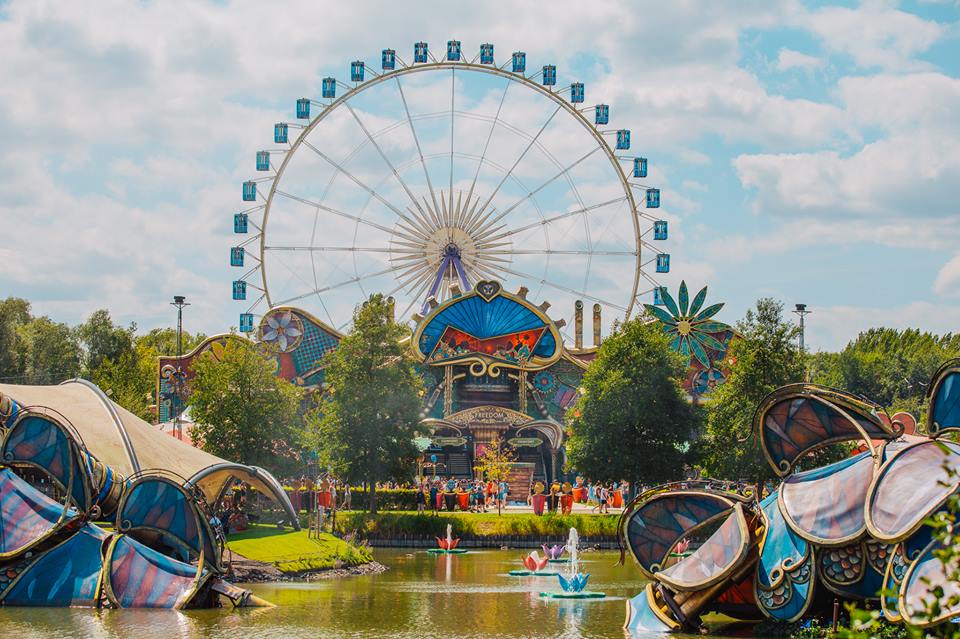 Tomorrowland dengan gambar roda kereta api