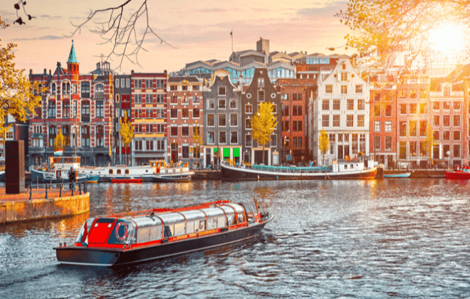 Ámsterdam a Berlín canal en Amsterdam Holanda
