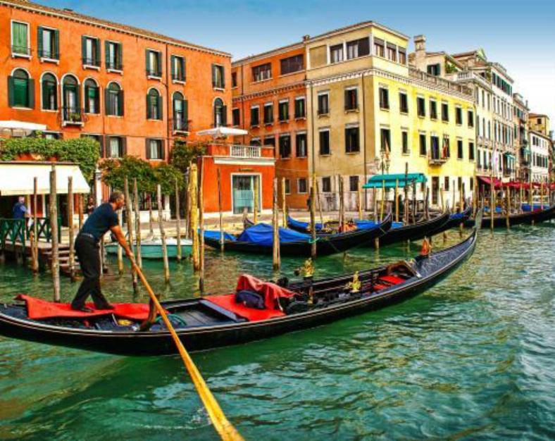 Gondola Venecijoje - Europa išgyvena traukiniu