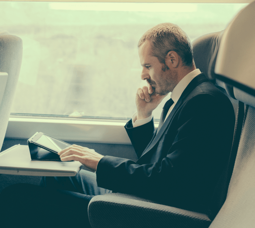 Man werkt op zijn laptop, terwijl op een Trein Business Travel