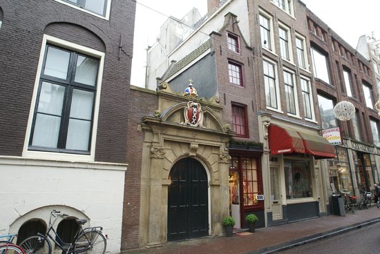 Most Unique Things To Do In Amsterdam - The Smallest House