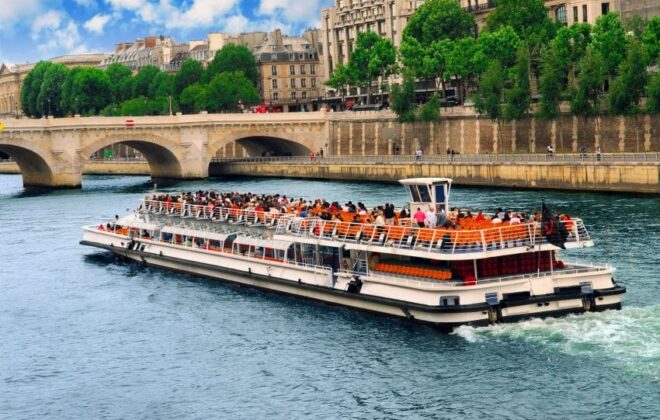 Boat tour on Seine