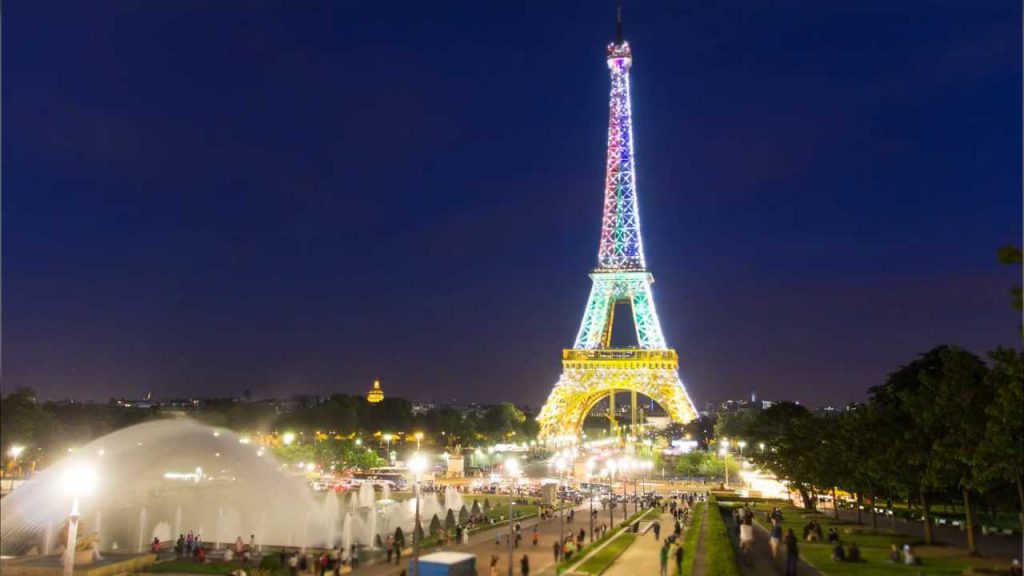 Watch The Free Light Show At The Eiffel Tower