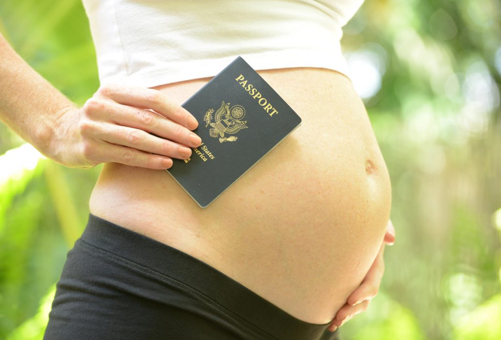 donna incinta con un passaporto