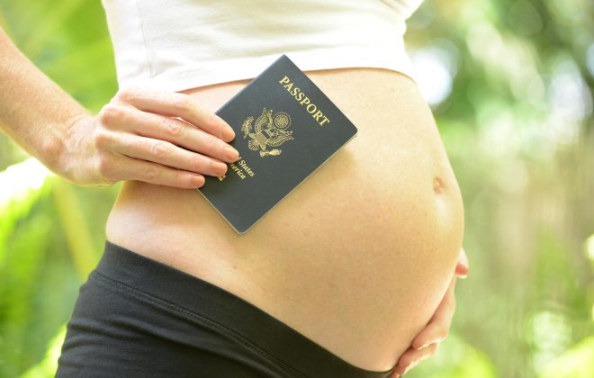 raskaana oleva nainen passilla