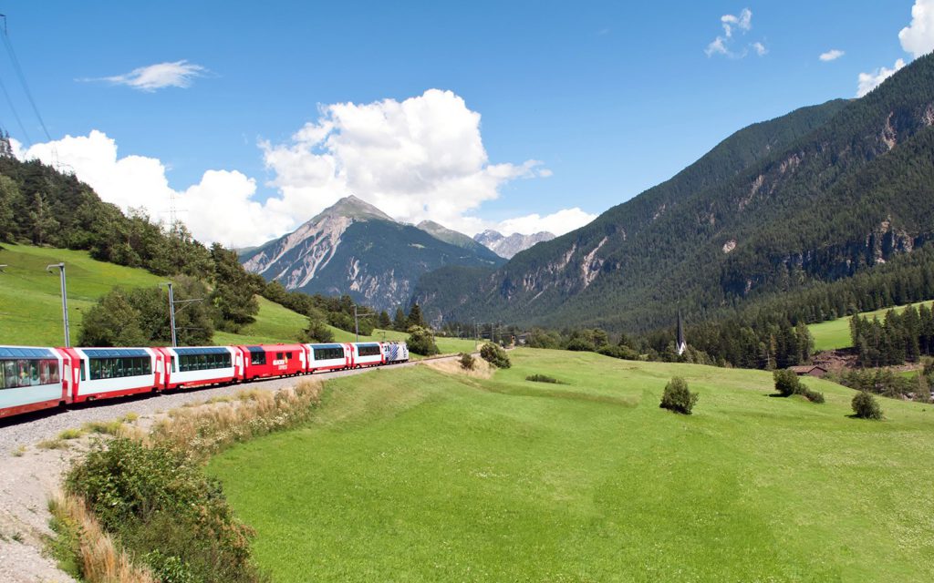 pogled na putovanje vlakom Alpe
