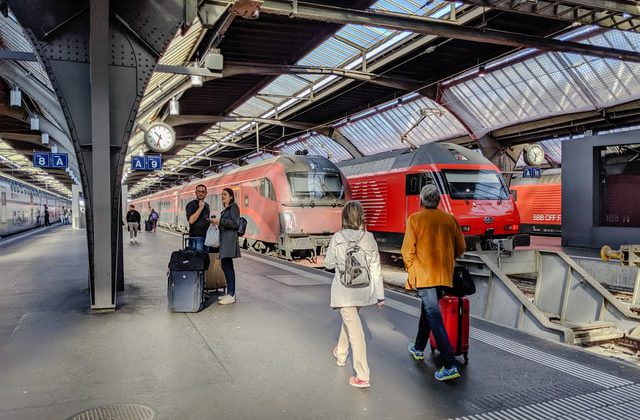 Oamenii care urcă într-un tren în Europa