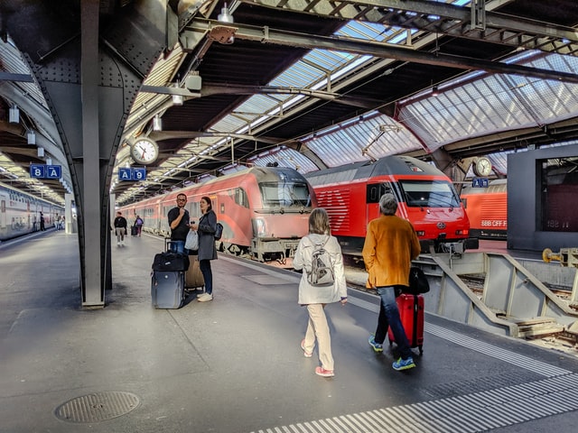 Ľudia nastupujúci do vlaku v Európe