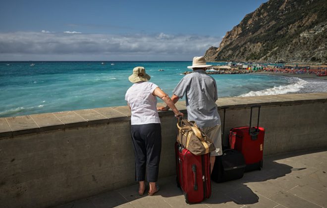 Starší cestovatelé pozorují moře