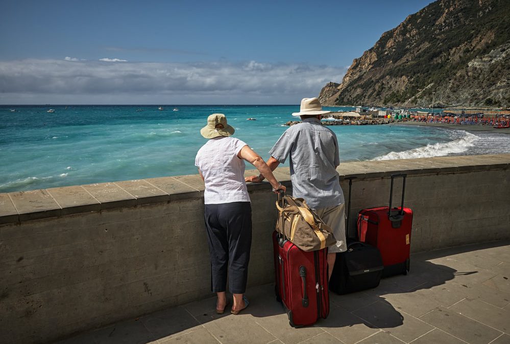 Viajantes idosos assistindo o mar
