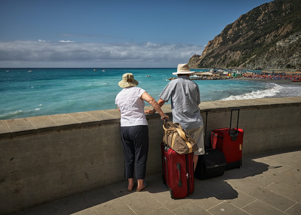 Viajantes idosos assistindo o mar