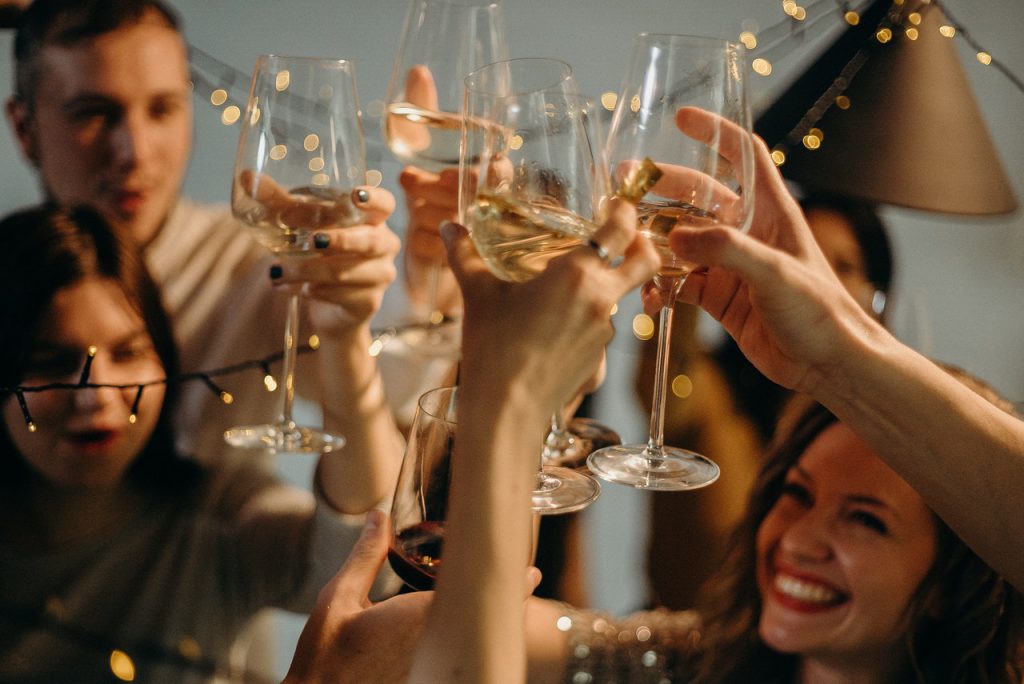 champagne toast med venner
