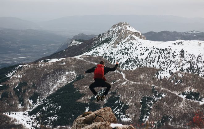 saltando desde una montaña actividad al aire libre