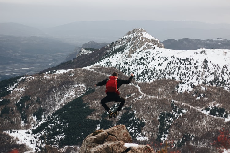πηδώντας από μια υπαίθρια δραστηριότητα στο βουνό