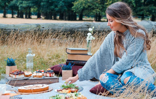 vend piknik në Evropë duke ngrënë