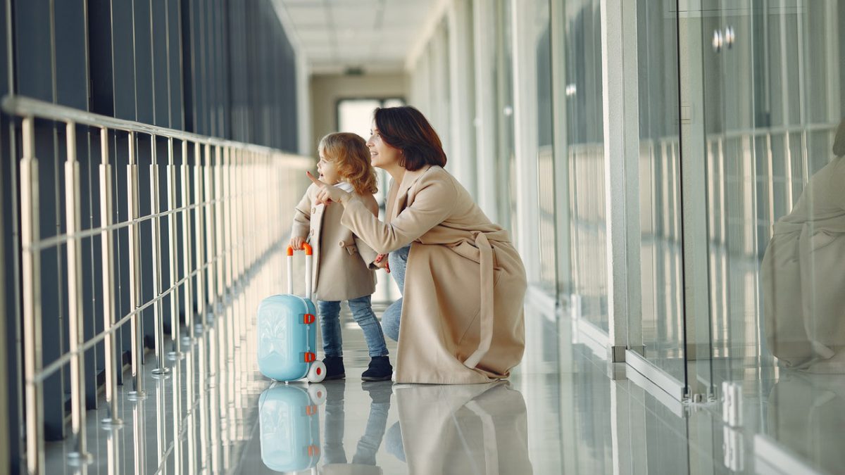 máma a dítě na letišti