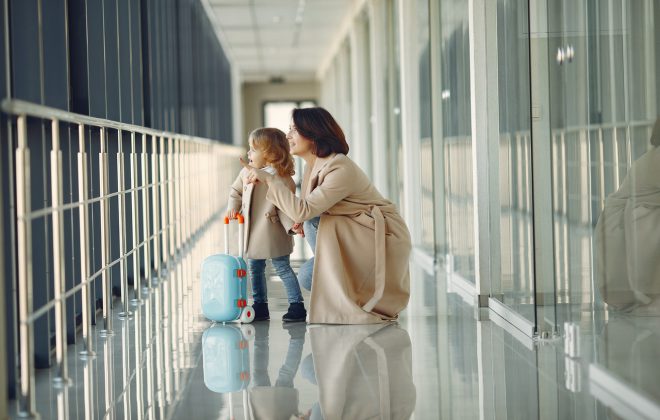 anya és egy gyerek a repülőtéren