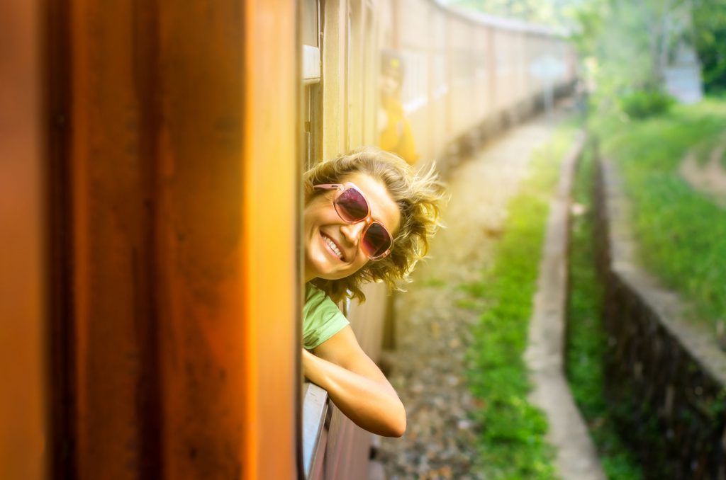 muller mirando fóra dun tren