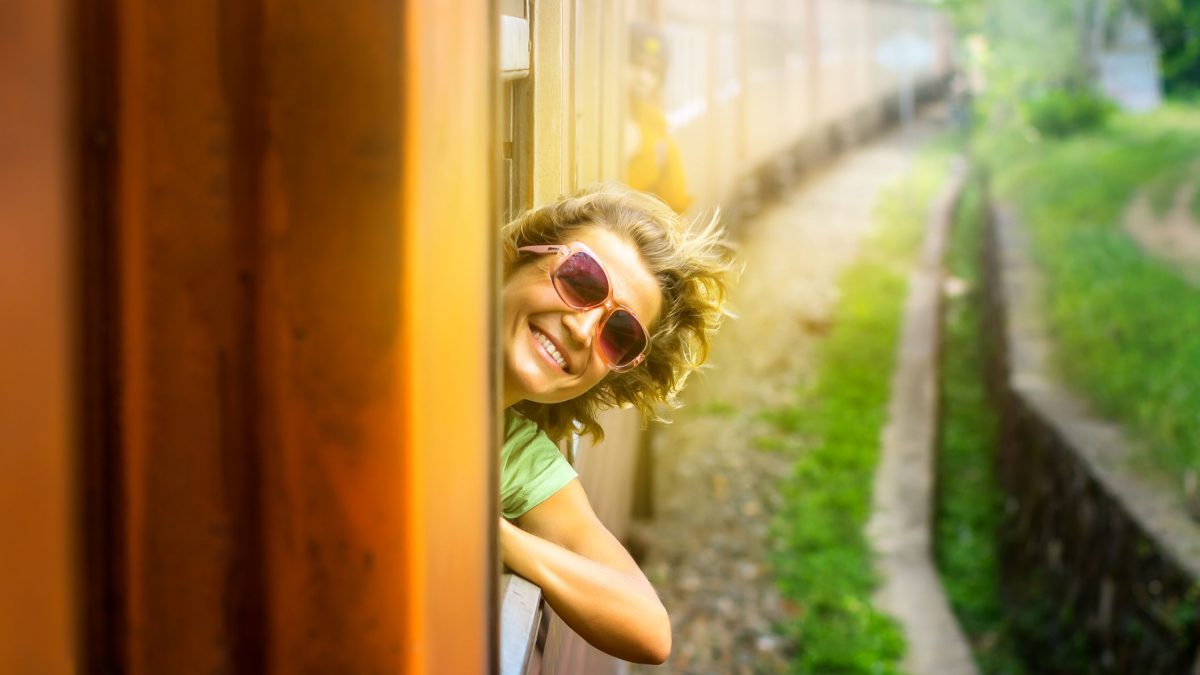 kobieta patrząc poza pociągiem