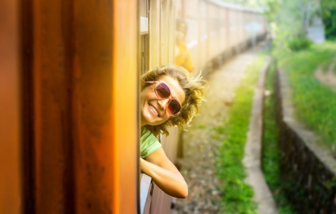 naine vaatab rongist välja