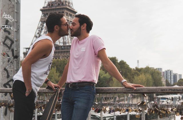 पेरिसमा पुरुष LGBT चुम्बन गर्दै