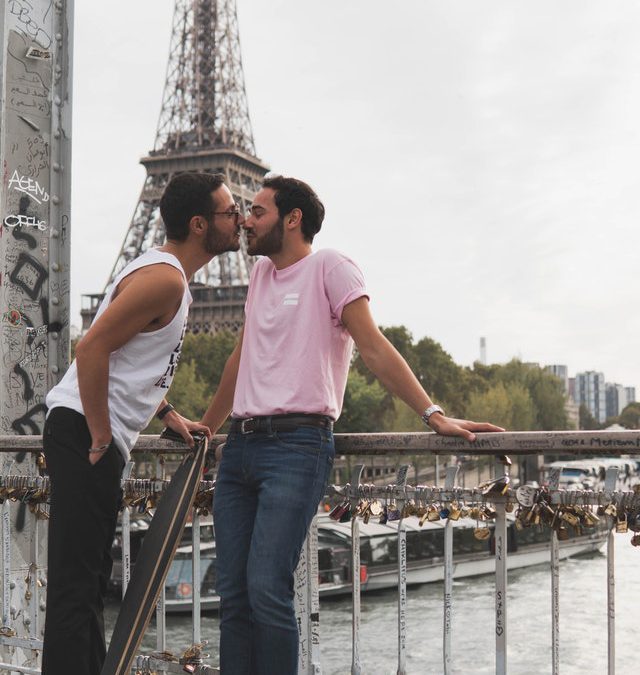vīrieši LGBT skūpstās Parīzē