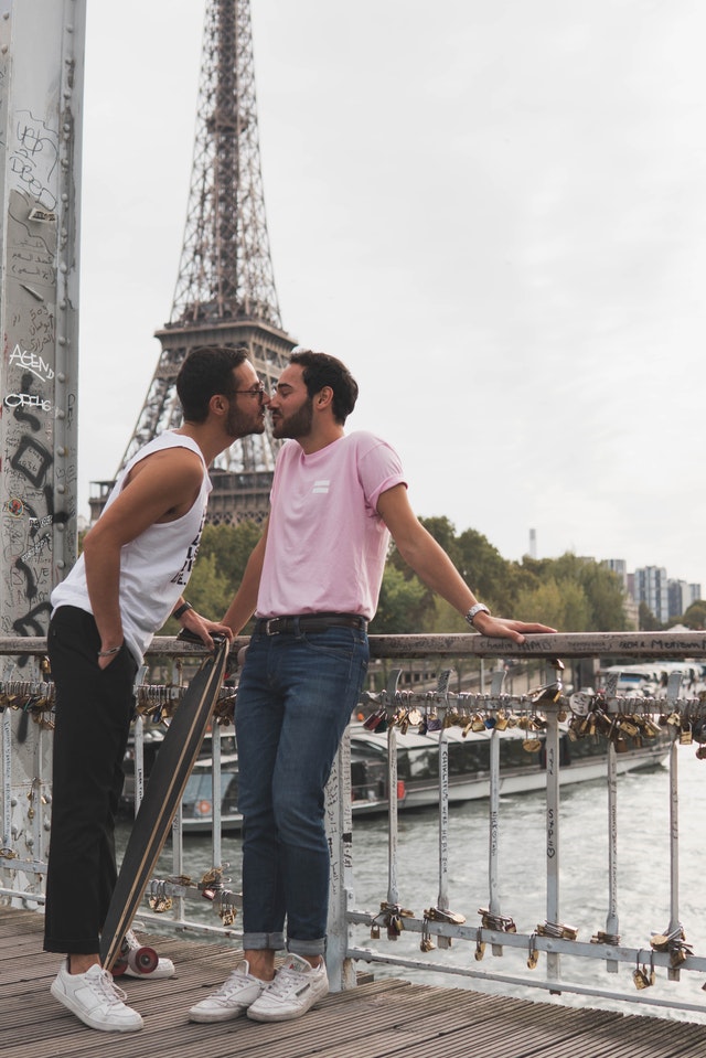 လိင်တူချစ်သူများလိင်တူချစ်သူများကိုပဲရစ်မြို့တွင်အနမ်းပေးနေ