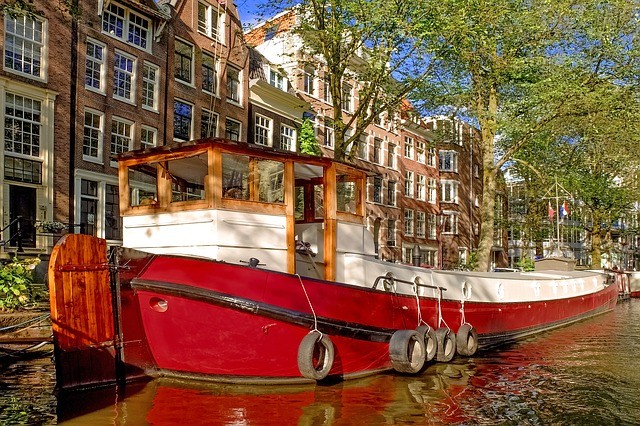 Relaxing Houseboat Holiday in Amsterdam