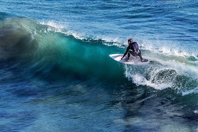 surfer na vrhu vala