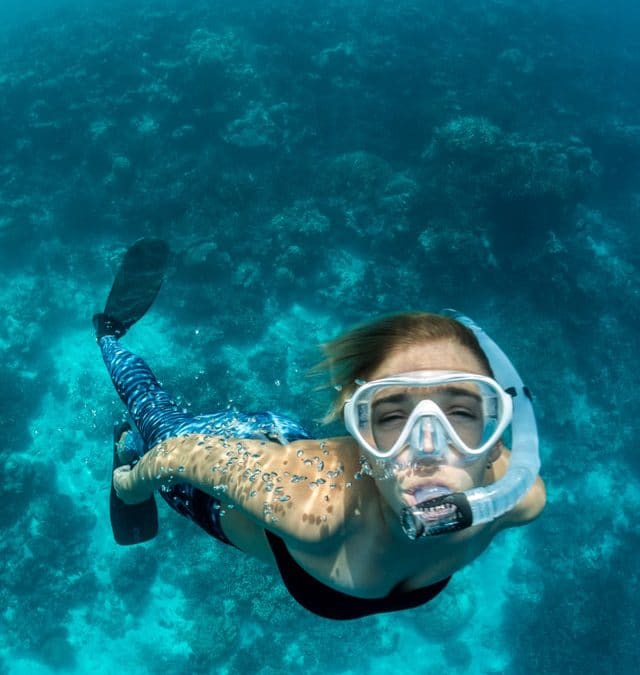 ženské šnorchlovanie pod vodou