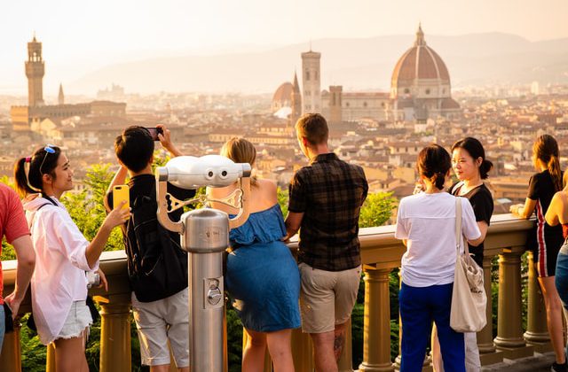 turistas observando uma cidade de cima