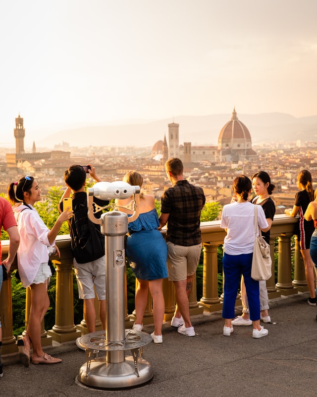 السياح يشاهدون مدينة من أعلى