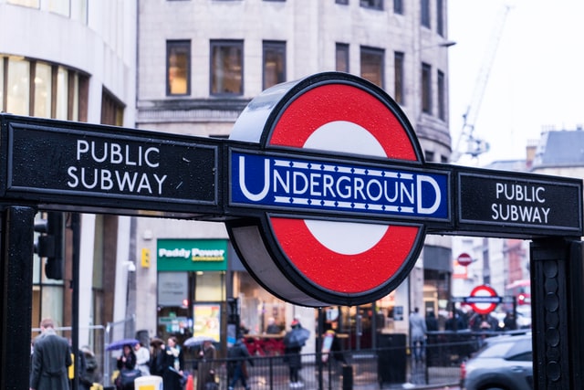 beaware of Pickpocketing Tricks And Scams In London's Underground