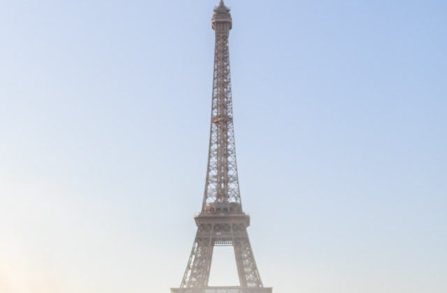 Eiffel-torony egy nyári napon