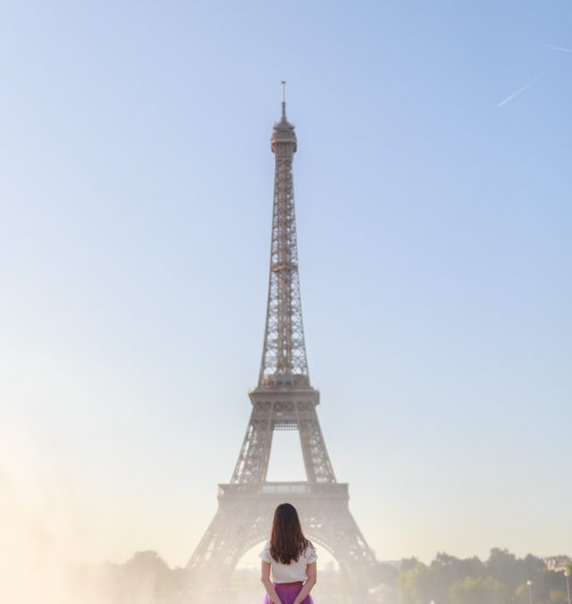 Eiffel Tower nan yon jou ete