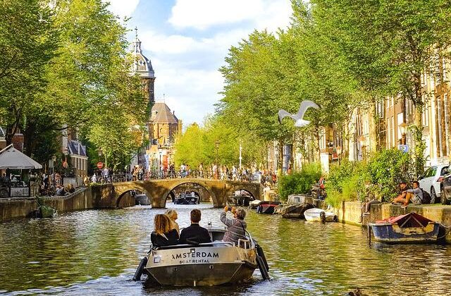 Båt i Amsterdams kanal